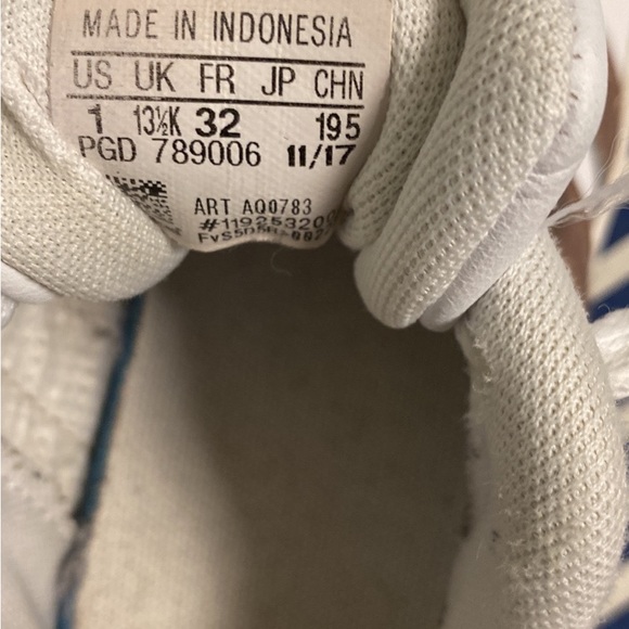Adidas girl size 1 in good condition - Picture 3 of 4